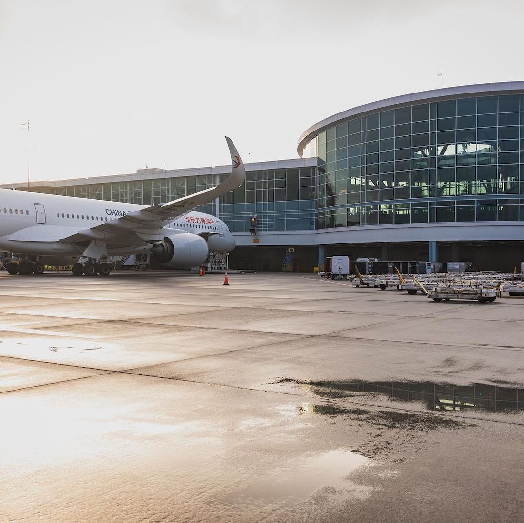 vancouver-international-airport-yvr-pier-d-terminal-16 business transfer, Kavanagh Limousine, BC, Vancouver